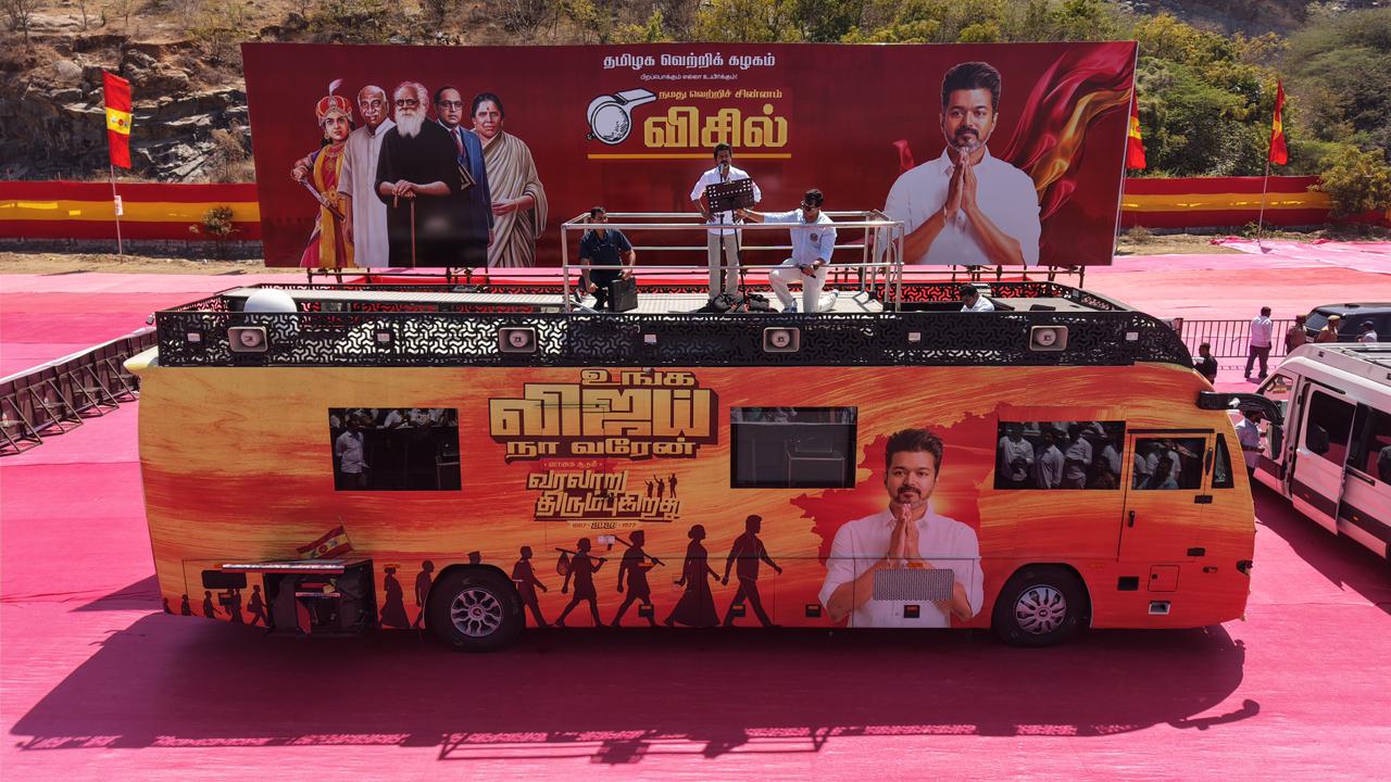 10 மாதங்களுக்கு பிறகு கரூரில் மீண்டும் விஜய் பிரச்சார வாகனம்: கணநேரத்தில் மேடையாக மாறிய பரபர காட்சி!